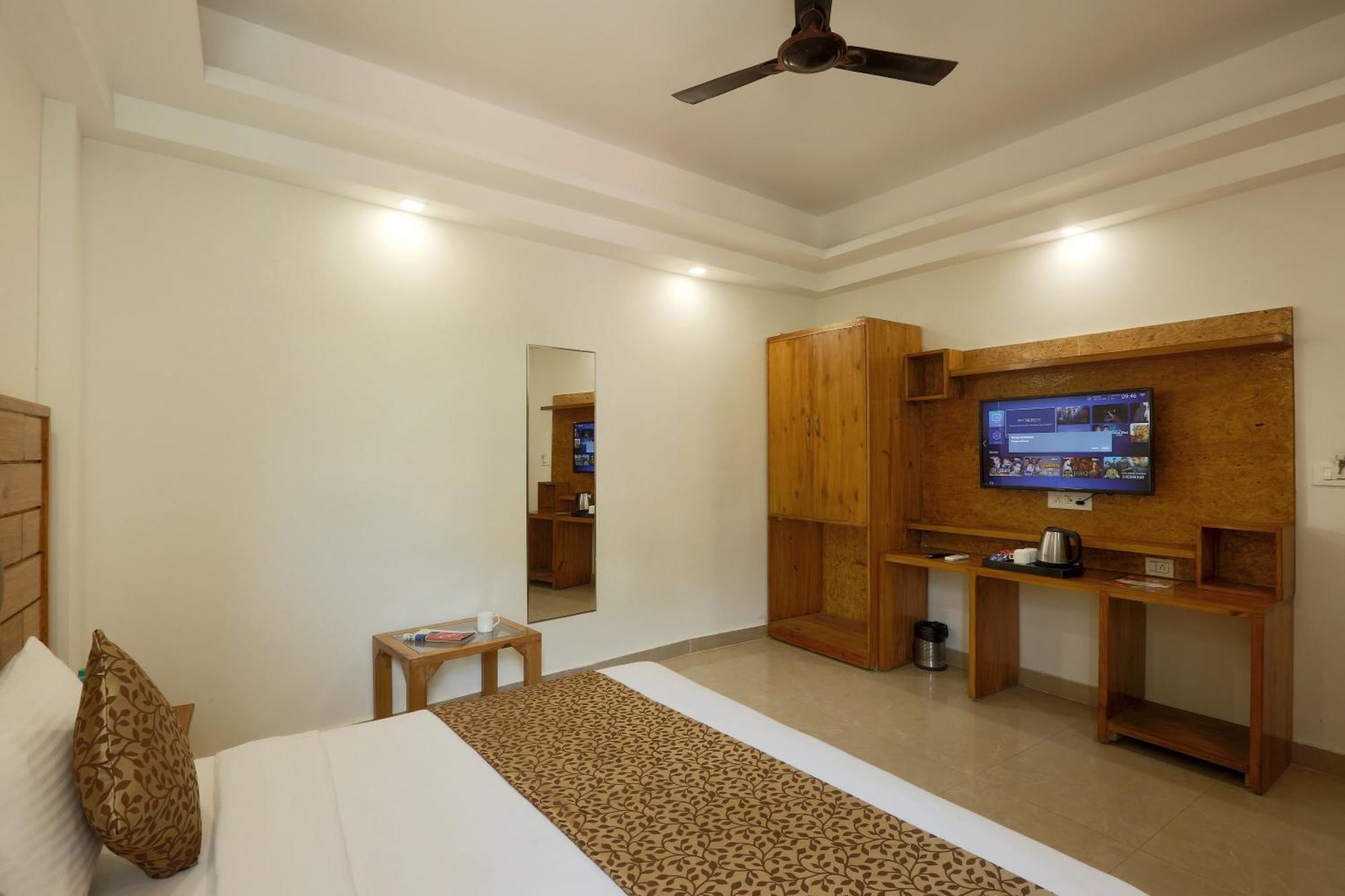 Hotel Deluxe Stay Inn - Near Delhi Airport Нью-Дели Экстерьер фото