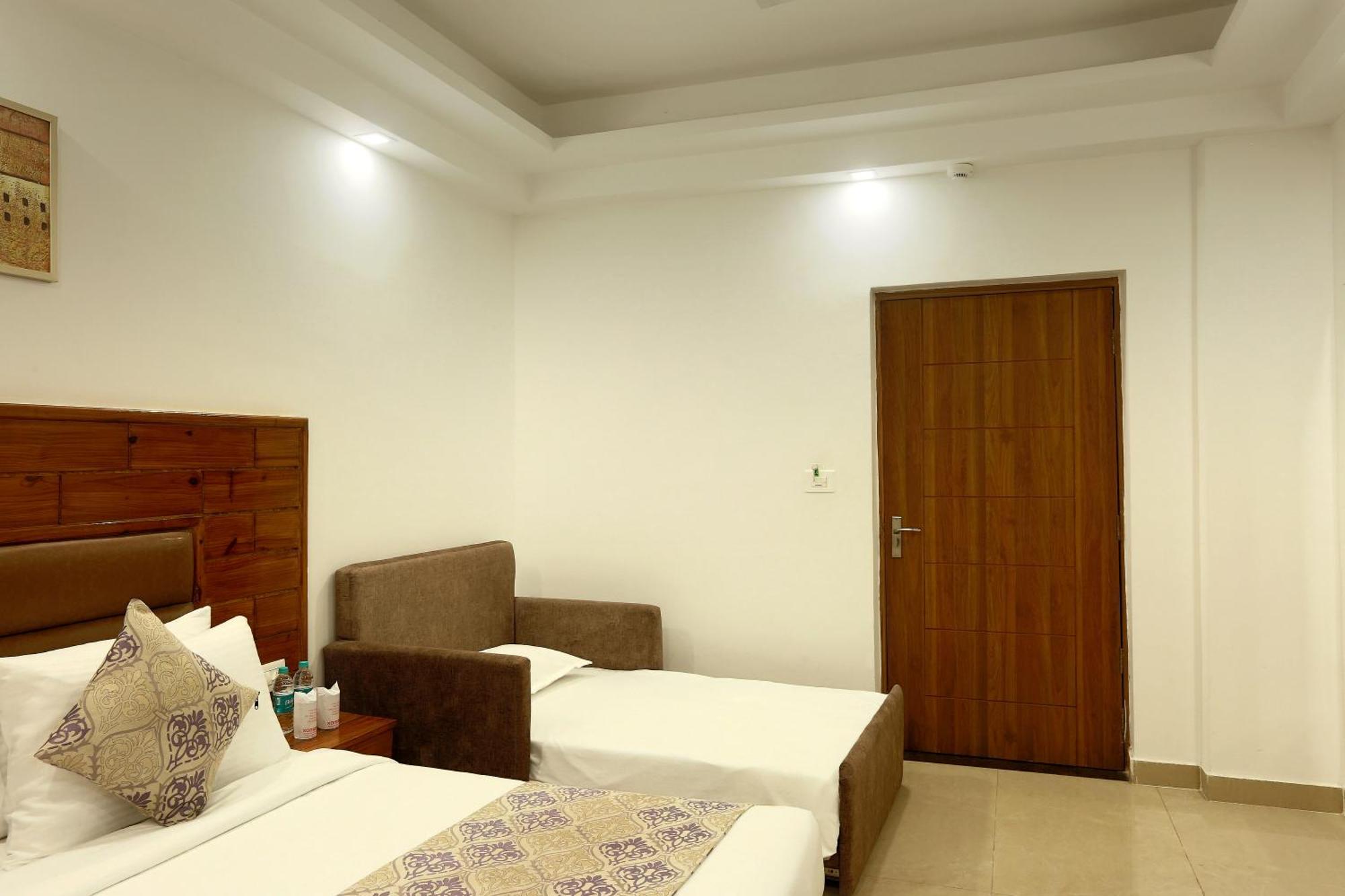 Hotel Deluxe Stay Inn - Near Delhi Airport Нью-Дели Экстерьер фото