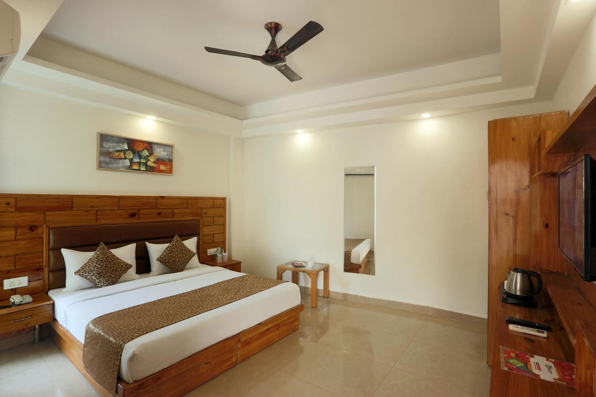 Hotel Deluxe Stay Inn - Near Delhi Airport Нью-Дели Экстерьер фото